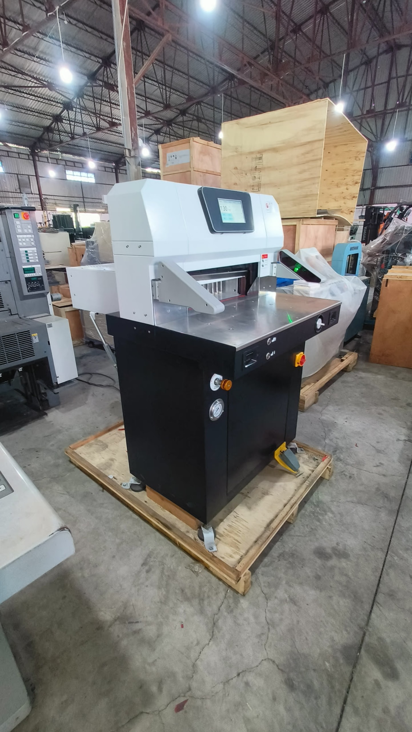 M&Aacute;Y CẮT (X&Eacute;N) GIẤY KHỔ 53 AV53M X&Eacute;N THỦY LỰC